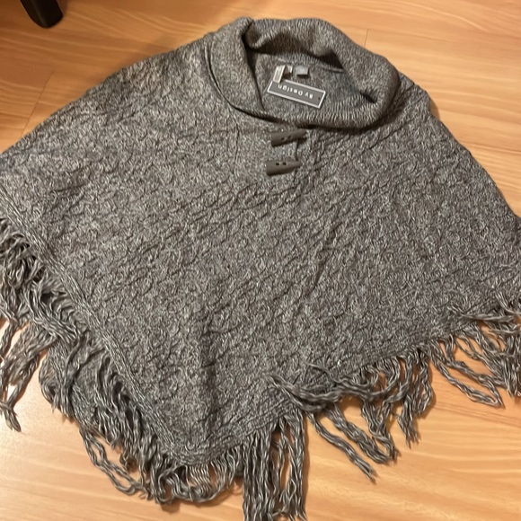 Ladies poncho - Picture 1 of 1